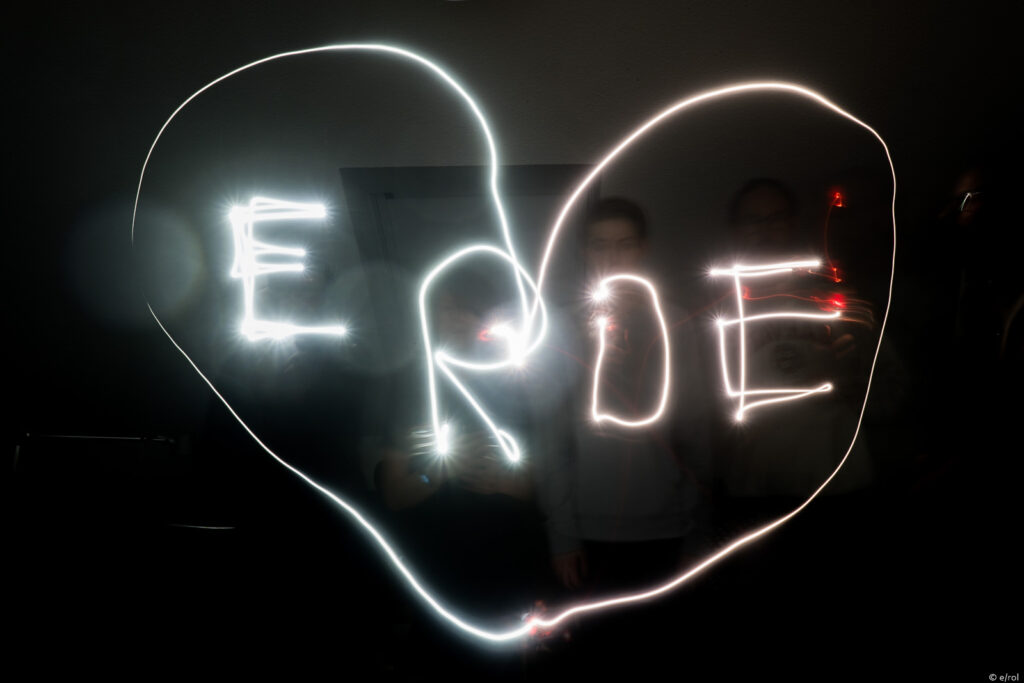 Lightpainting mit Herz und Schriftzug "Erde"